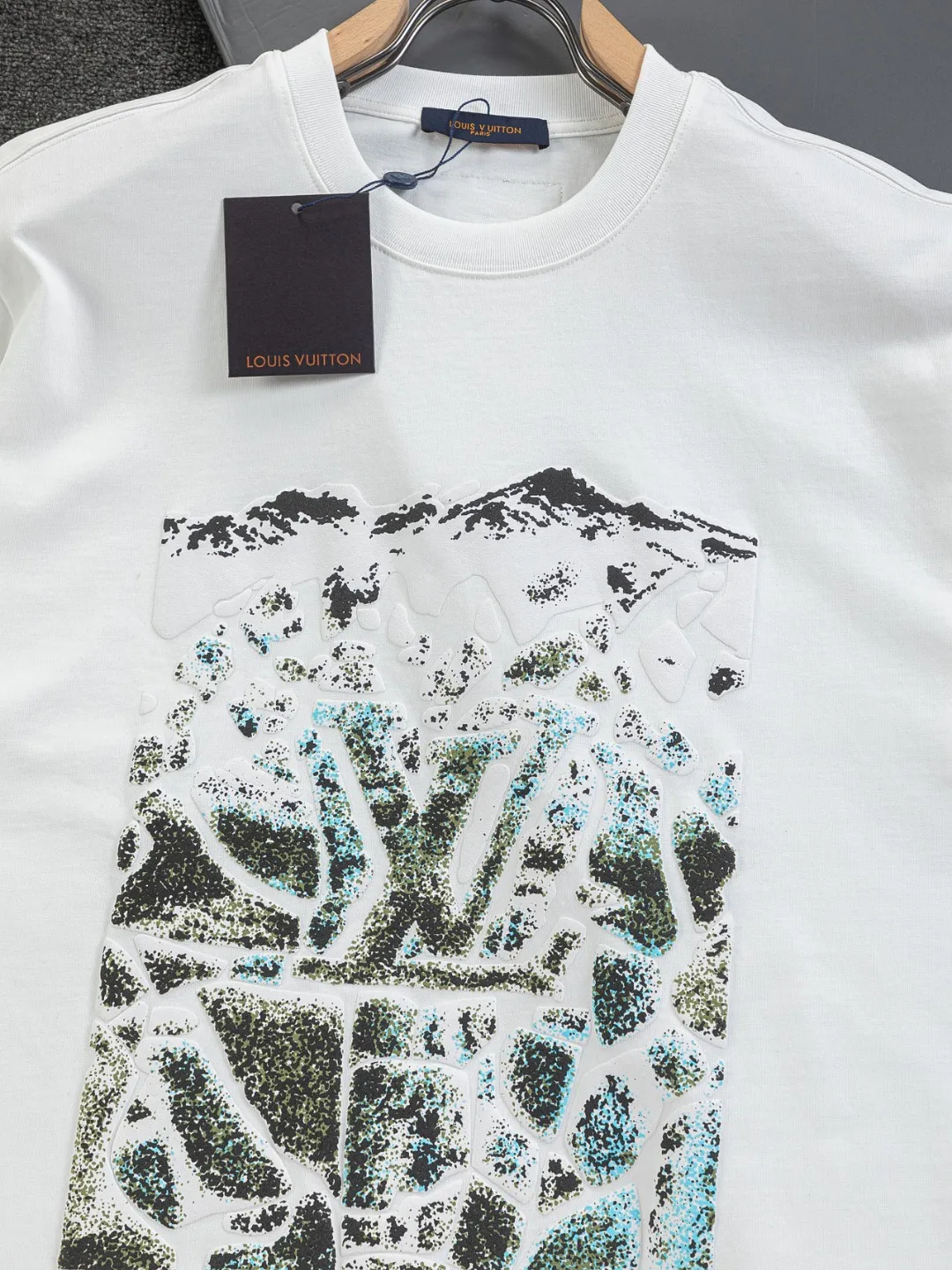 🅿️190 Louis Vuitton 1V LV lv slightly wide version S-XL LV 26ss new products are available at counters at the same time. Multiple craftsmanship Snow Mountain🏔️Ski⛷️Flocked Foam Print Ski⛷️ series T-shirts, the front foam print combines snow mountains, forests and abstract cracks, with the LV logo hidden, full of artistic sense. Round neck short-sleeved T-shirt, same style for men and women! Consigned to one-to-one creation. Synchronized with the official website, pure cotton fabrics at the counter! It is close to the skin and comfortable, durable and easy to wear. It has a classic and simple logo design and meticulous original craftsmanship. Short-sleeves, a must-have item for men, do not appear to be the same for the general public, but must be unique and eye-catching. This LV short-sleeve is all about quality, comfort, the same shape and fashion as always, including fabrics and cutting techniques. All of them have been made with great effort! 320 grams of washed pure cotton fabric, pure cotton is breathable, very refreshing and comfortable for daily wear. The rib knitting on the neckline is smooth and tight, and the neckline will not be skewed if you toss it at will. The loose version, you will find that it looks really good on the upper body. The overall is minimalist and neat, super versatile for daily use! Pair it casually with a pair of pants for a youthful look. A T-shirt will make your outfit crazy. It is a fashionable item that can never go wrong! Color: Black White Size: S-XL Size chart: S: Shoulder width 50-Bust 56-Length 70 M: Shoulder width 52-Bust 57-Length 72 L: Shoulder width 54-Bust 59-Length 74 XL: Shoulder width 56-Bust 62-Length 76